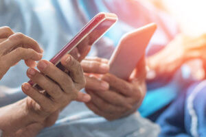 Ancianos con el móvil jugando a Pokémon Go.