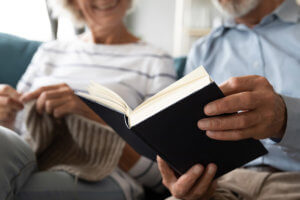 pareja de ancianos leyendo un libro