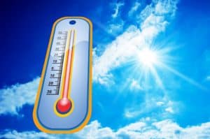 Ilustración de un termómetro con el cielo y el sol de fondo en verano.