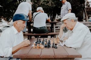 Personas mayores concentrados jugando al ajedrez.