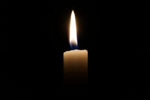 Foto de una vela encendida representando el día de todos los santos