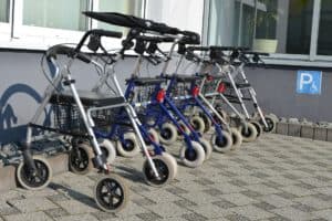 Imagen de andadores para movilidad de personas dependientes.