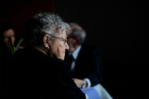 Foto de anciana de perfil con demencia o alzheimer.