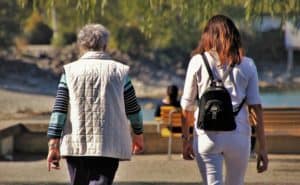 Madre e hoja dando un paseo por el parque.