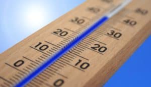 Foto de un termómetro analógico alcanzando temperatura de 40 grados.