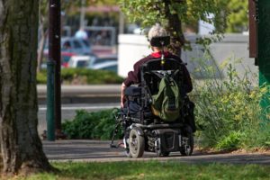 Mujer de espaldas en silla de ruedas afectada por la ELA.