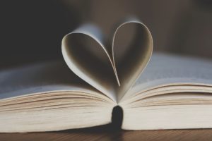 Foto de un libro formando un corazón con dos páginas dobladas.