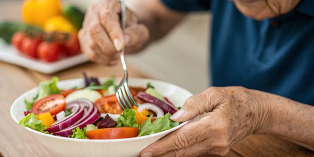 Hiporexia Persona mayor tomando una ensalada