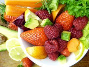 Plato de alimentación repleto de frutas y verduras de verano.