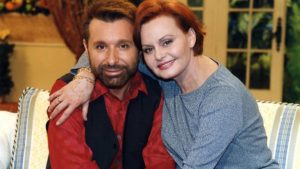 Jose Manuel Parada y Rocio Durcal posan en el set del programa Cine de Barrio.