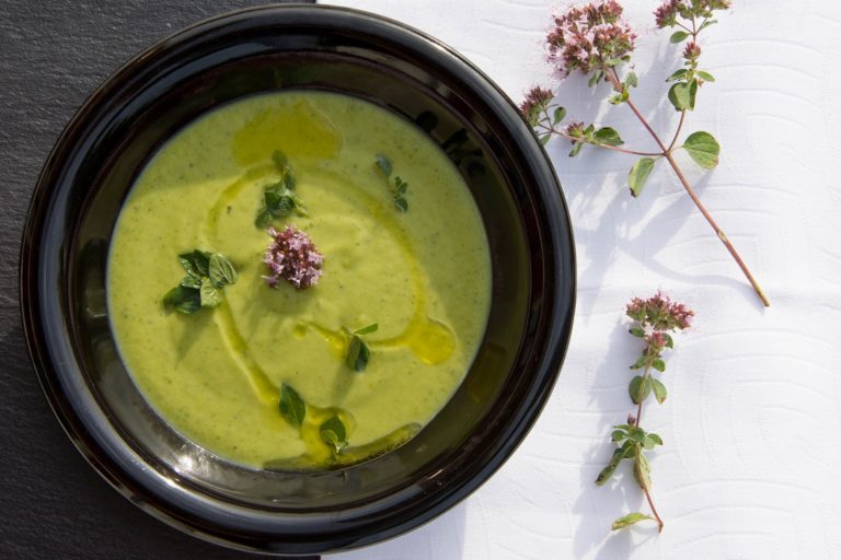 Imagen del plato de crema fresca de calabacín.