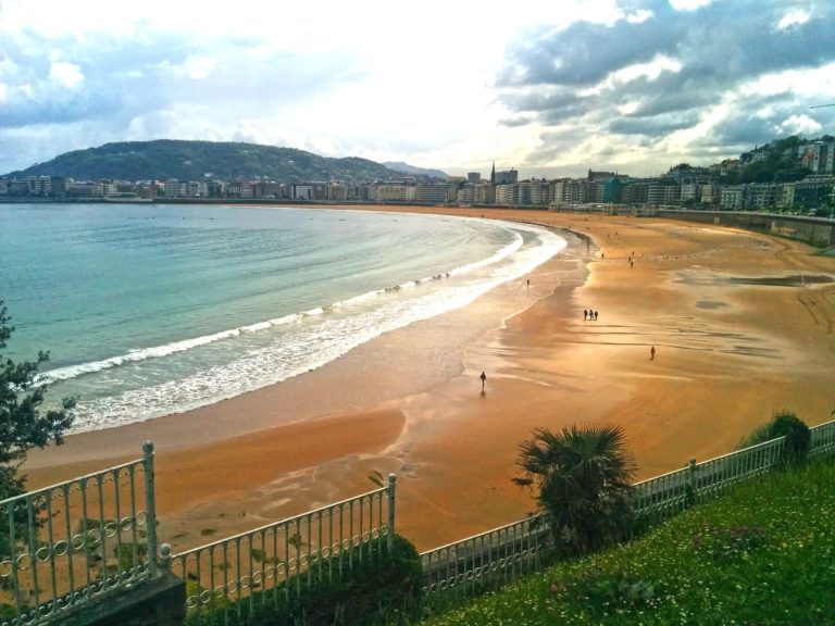 Foto de una playa para ir de vacaciones los mayores.