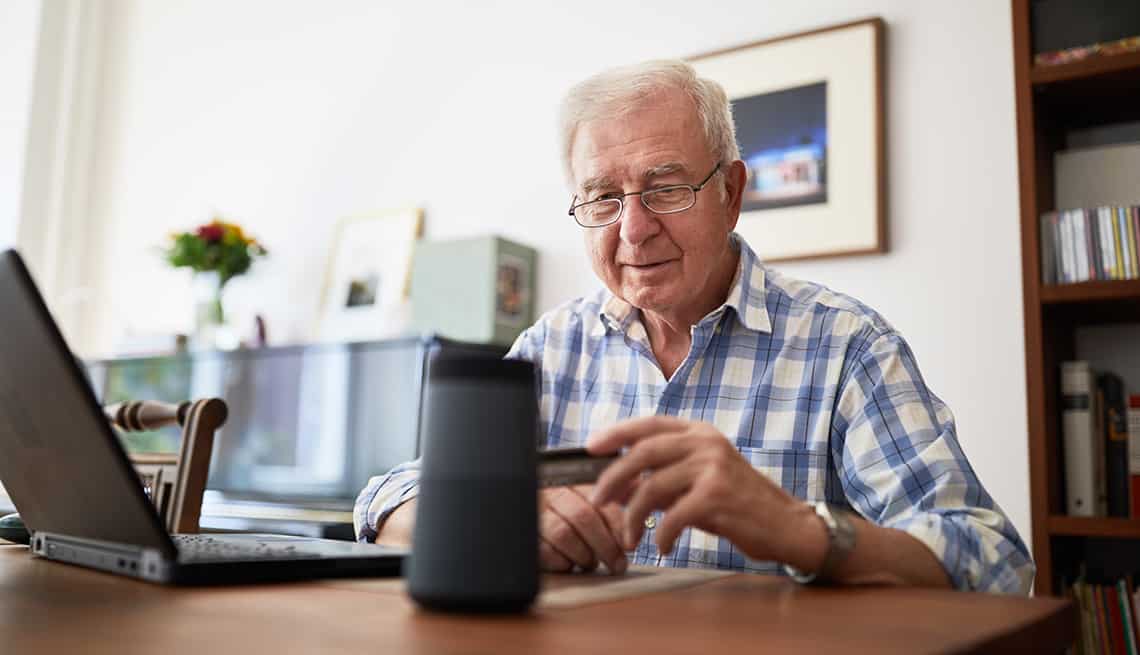 “Alexa, llama a María hija”, exclama Antonio, de 89 años