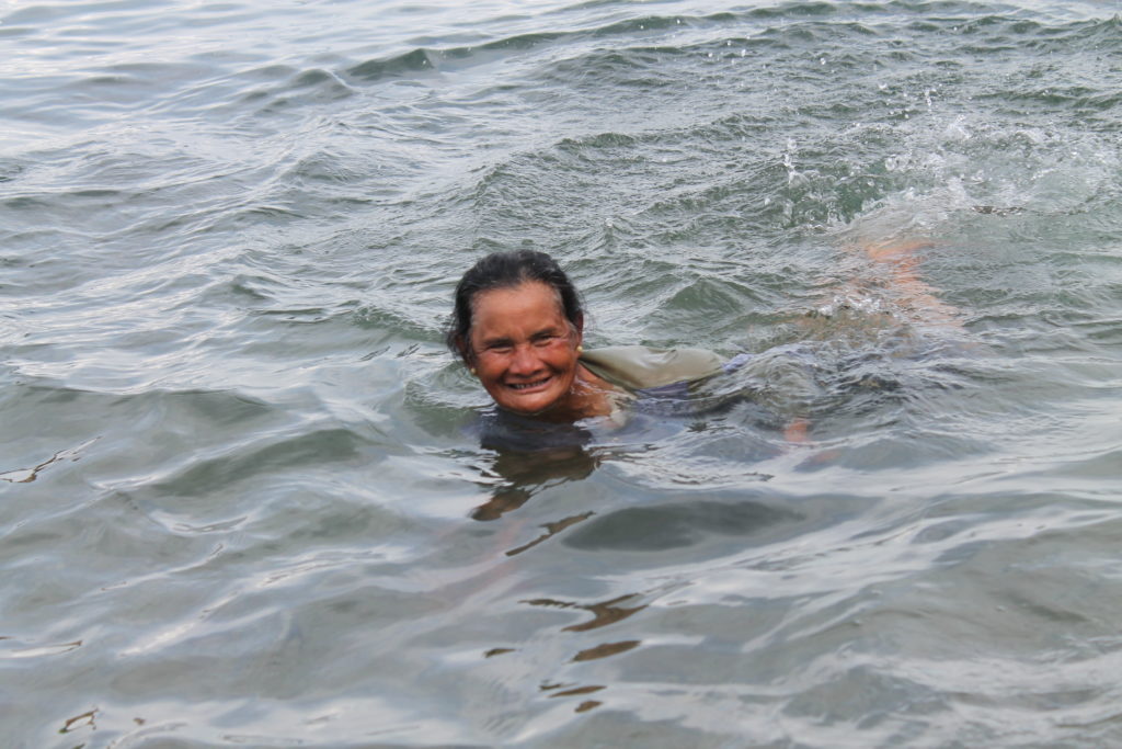 abuela nadando en la playa. 