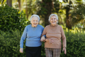 Dos abuelas caminando por el parque
