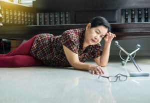 Anciana caída en el suelo.