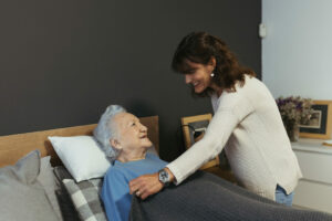 ¿Cuánto cobra un cuidador de ancianos a domicilio?