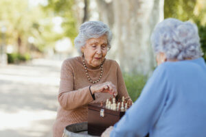 Dos abuelas jugando al ajedrez en el parque