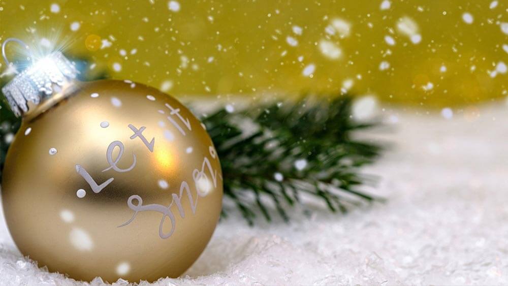 En la imagen se muestra una bola de Navidad y un trozo de pino ejemplificando regalos de navidad para abuelas.