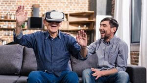 Hombre con anciano felices en una Startup con gafas de realidad virtual.