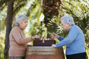 Abuelas jugando al ajedrez