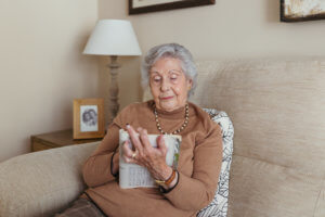 Abuela jugando a sudoku