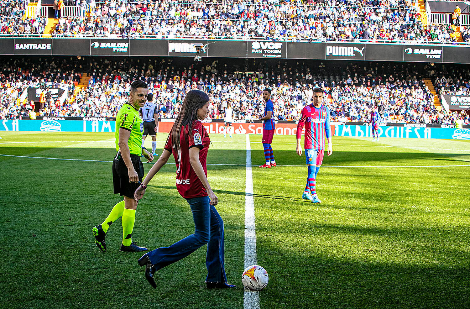 Una joven valenciana que padece 7 enfermedades raras hace el saque de honor en el partido de fútbol entre el Valencia CF y el FC Barcelona de La Liga
