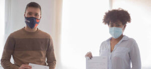 Daniel Ibiza, CEO de Aiudo, junto a una cuidadora interna que acaba de firmar un contrato indefinido