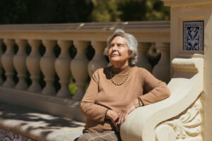 abuela tomando el sol en el parque