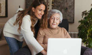 abuela y cuidadora emprendiendo un proyecto