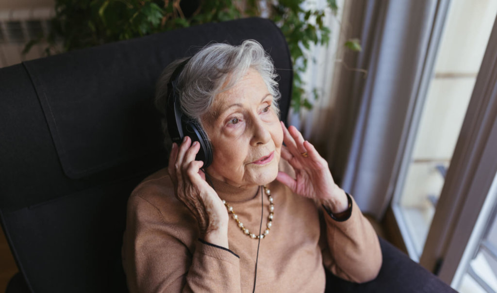 Prevenir la sordera en personas mayores - Aiudo Blog