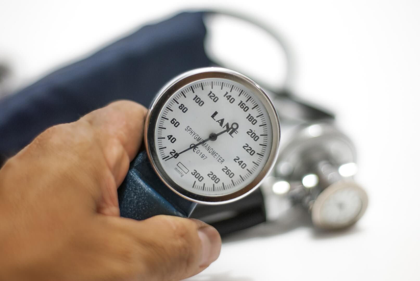 la tensión 14 9 y la tensión 11 7 miden la presión arterial en estándares normales en una persona adulta
