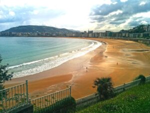 Foto de una playa para ir de vacaciones los mayores.