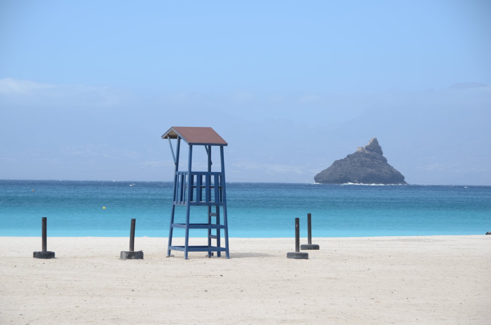 Se muestra una playa exótica situada en Cabo Verde vacía de personas.