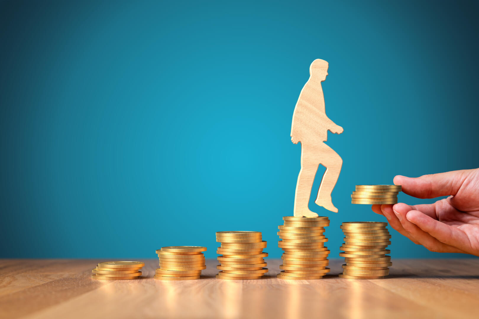 La imagen muestra una ilustración de un trozo de cartón con la silueta de un hombre caminando encima de monedas ejemplificando la evolución del aumento del salario de los cuidadores con el paso de los años. 