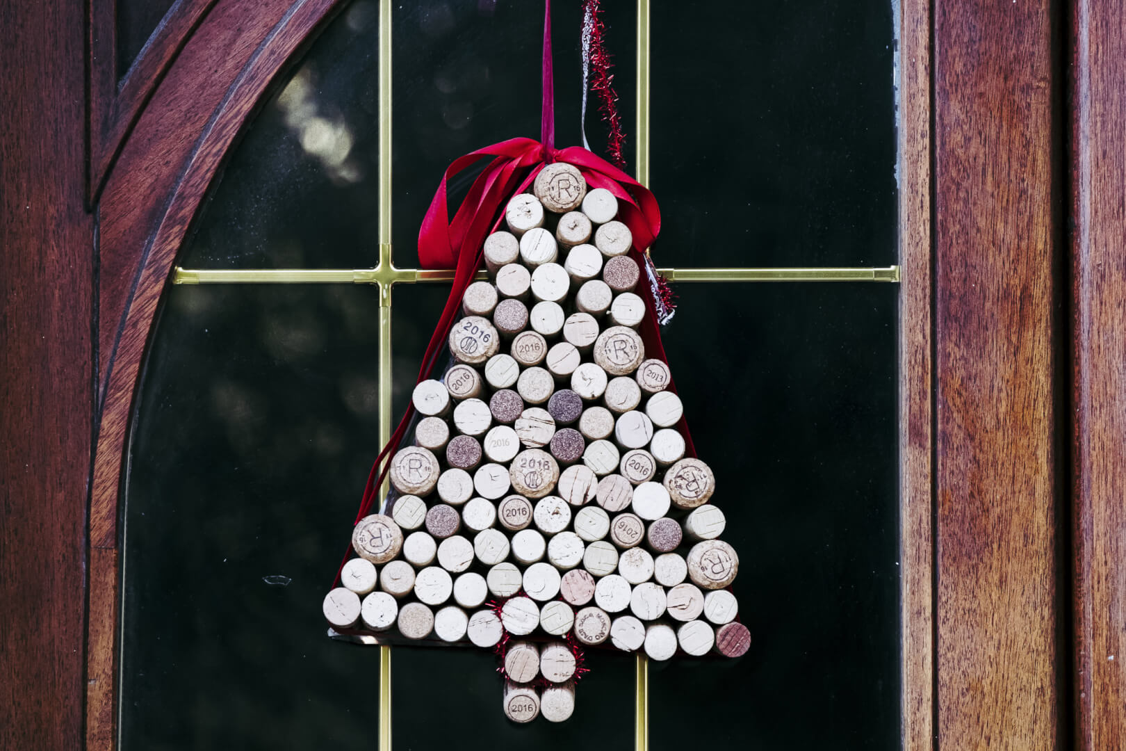 En la imagen se muestra un árbol de Navidad fabricado con corchos como una de las manualidades de Navidad para ancianos preferidas.