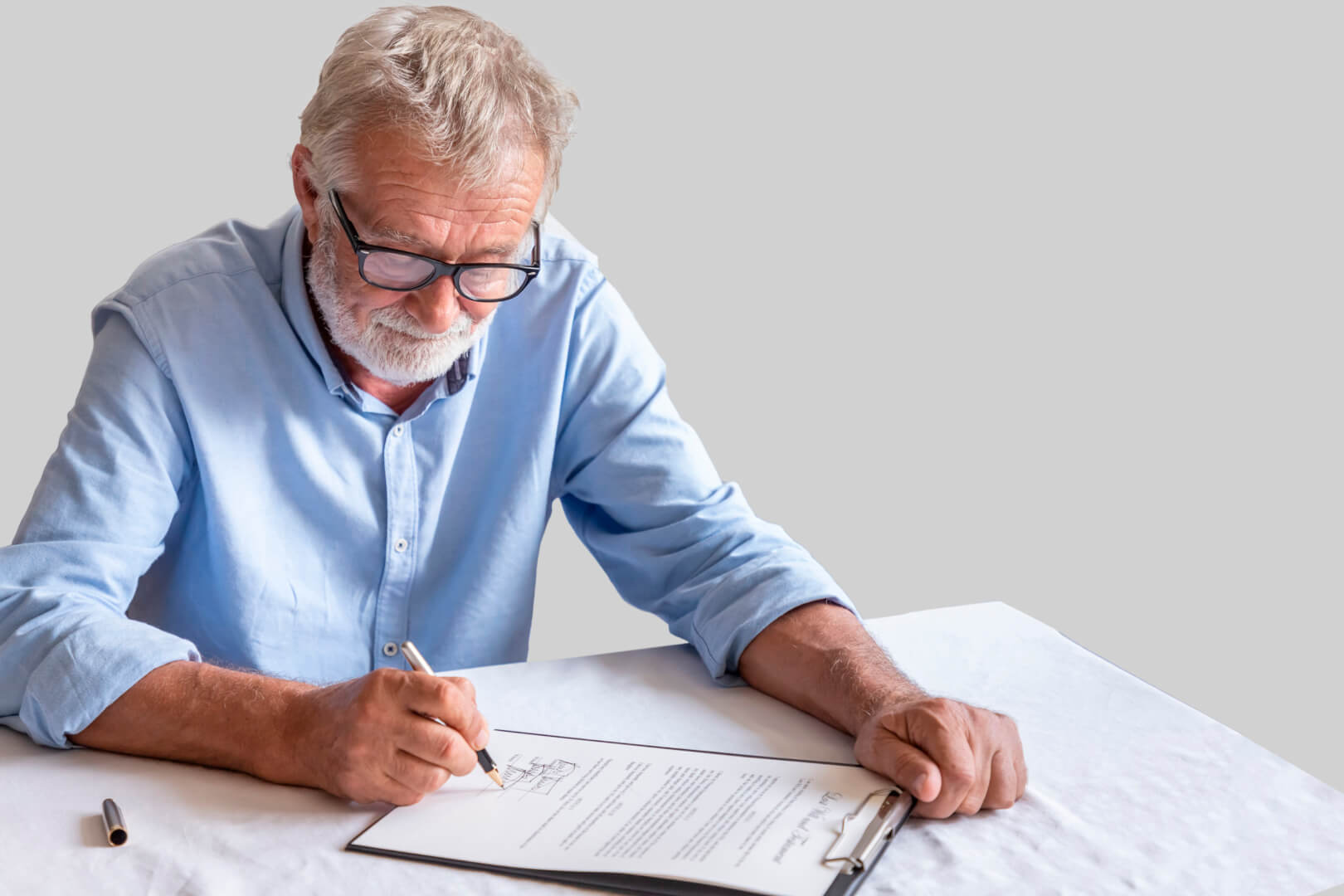 En la imagen, una persona mayor firma las condiciones de un contrato para contar con una empleada del hogar.