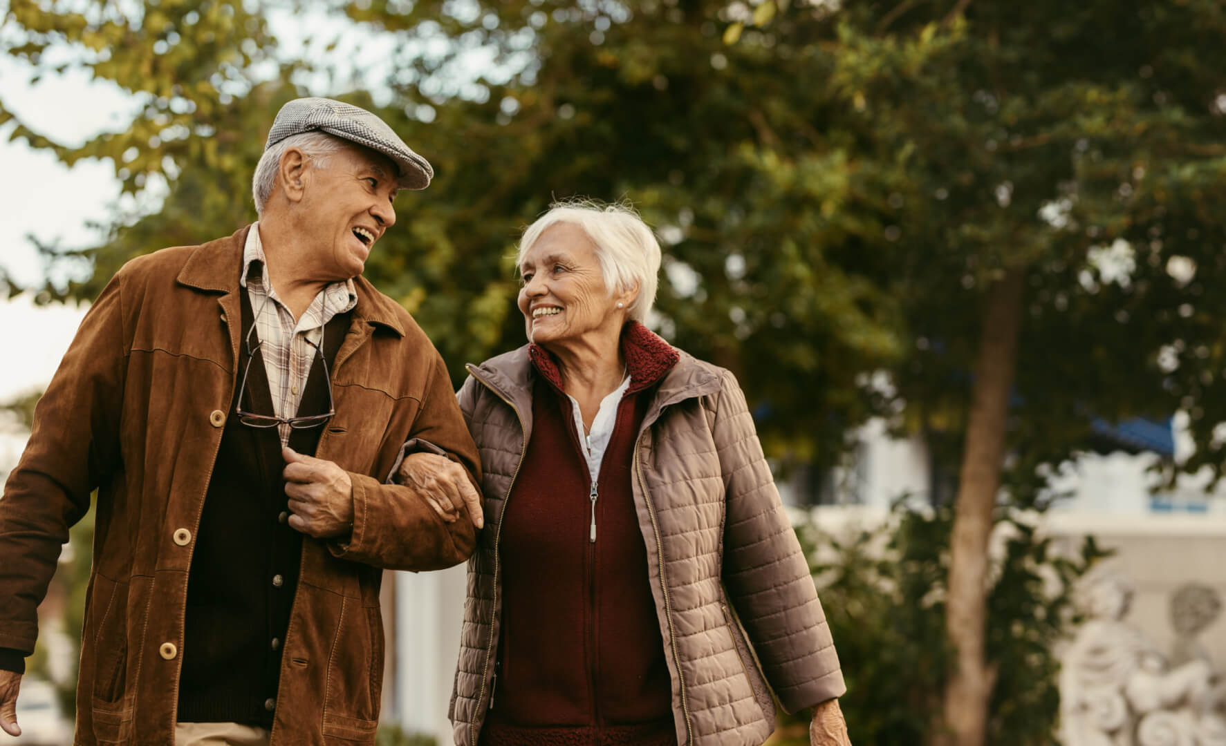 En la ilustración aparece una pareja de personas mayores cogidos del brazo mientras caminan por un parque mientras caminan, que es un ejercicio físico muy recomendable a realizar al menos 30 minutos al día. 