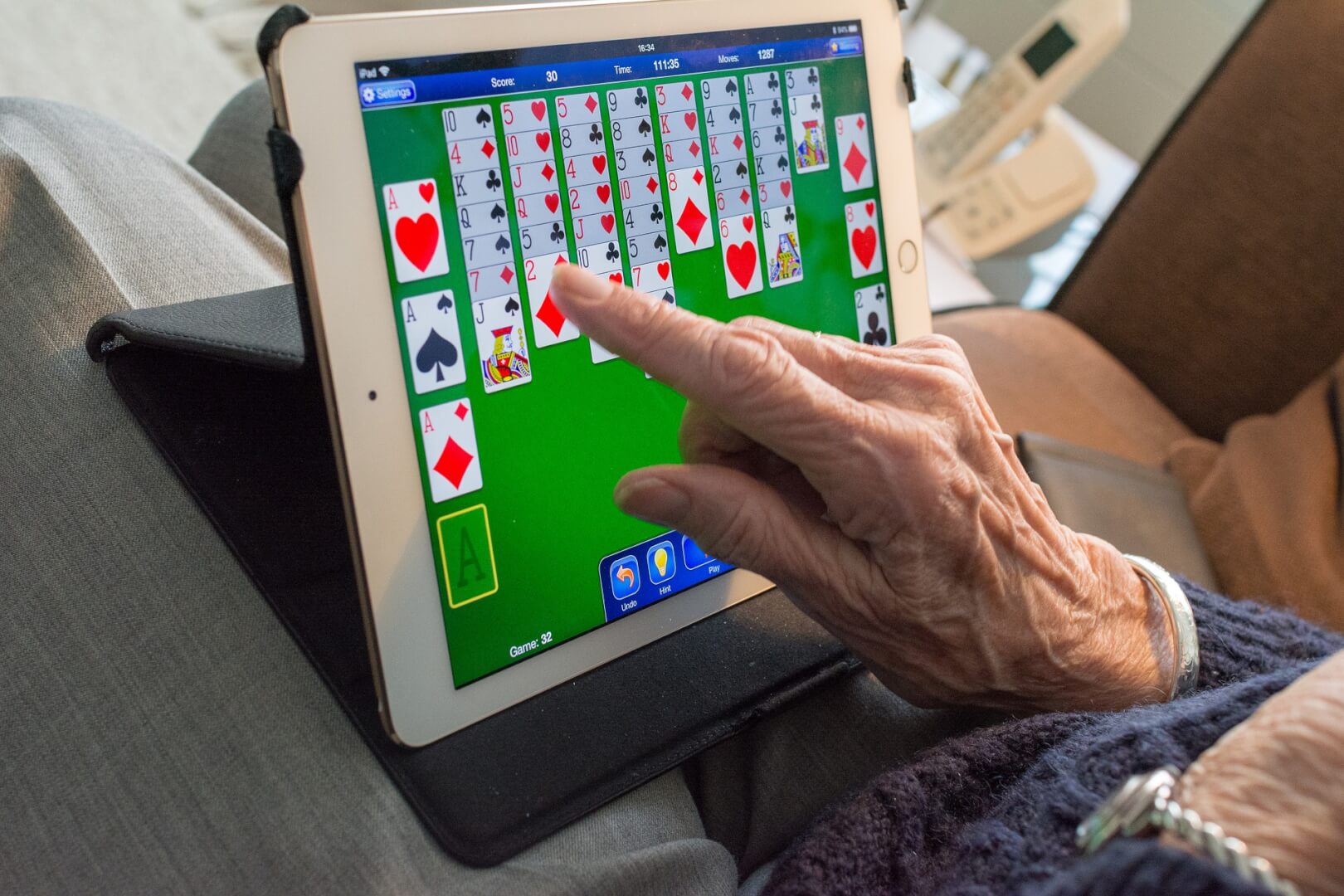 Una persona mayor juega al solitario con una tablet. La tecnología en la tercera edad ha venido para quedarse y los juegos tradicionales ahora se pueden tener mediante un dispositivo electrónico. 