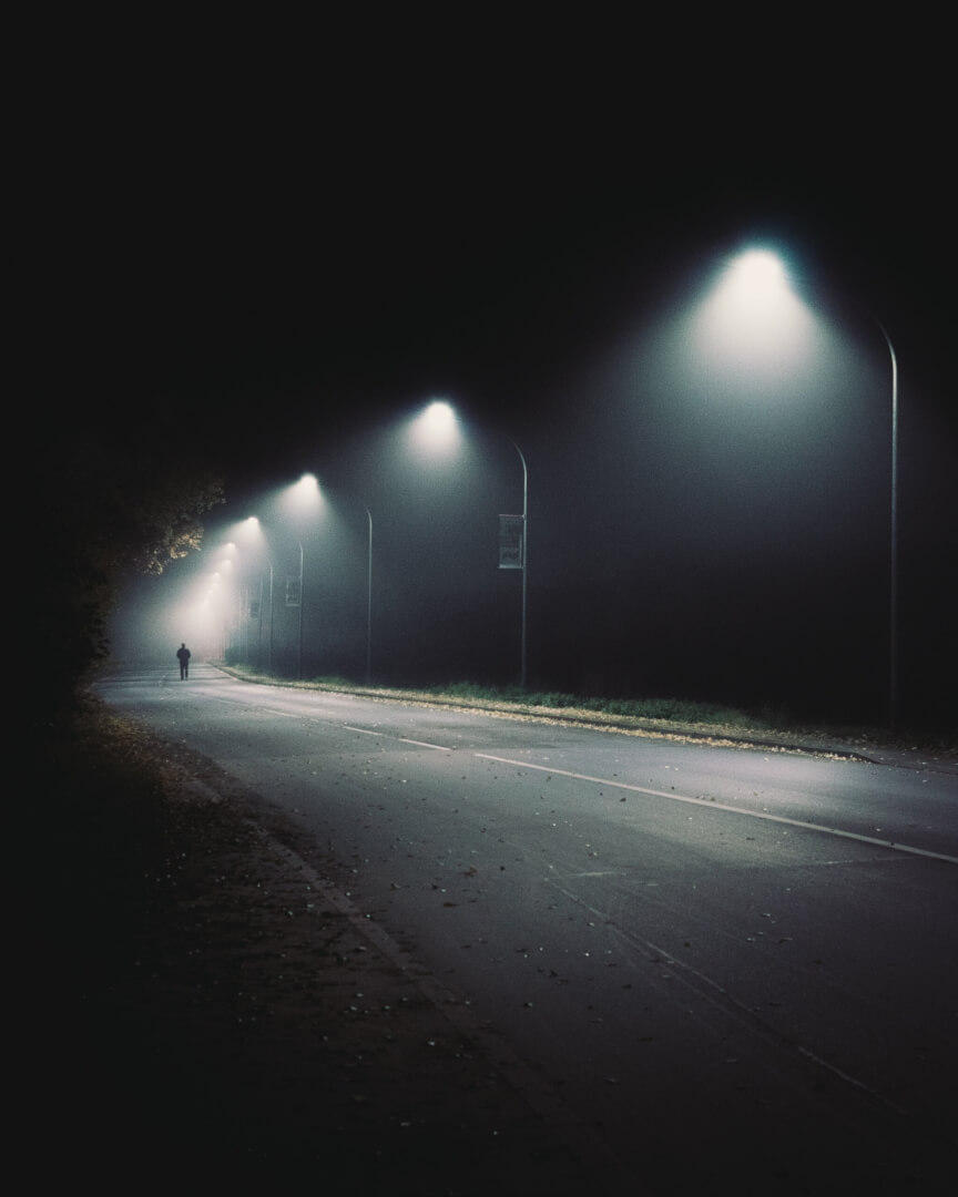 Una carretera apenas sin luz que pretende ejemplificar el miedo a la oscuridad que sufren algunas personas mayores.