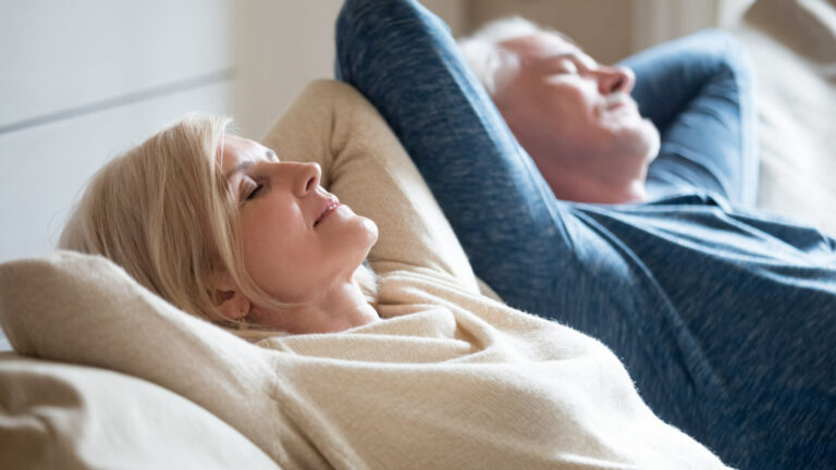 Una pareja de unos 65 años durmiendo.