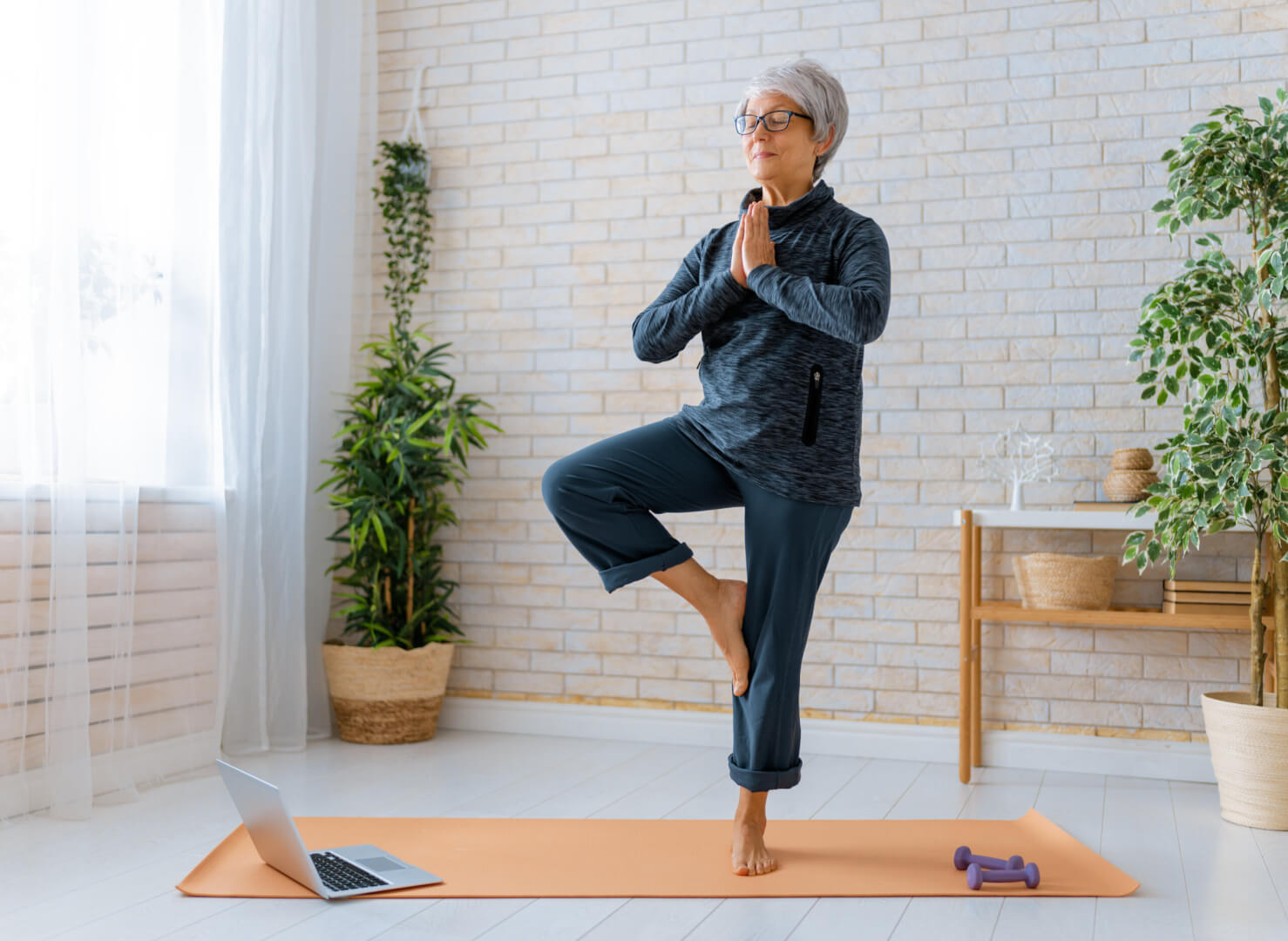 prefacio Punto muerto defecto El yoga para personas mayores: beneficios y cómo hacerlo - Aiudo Blog