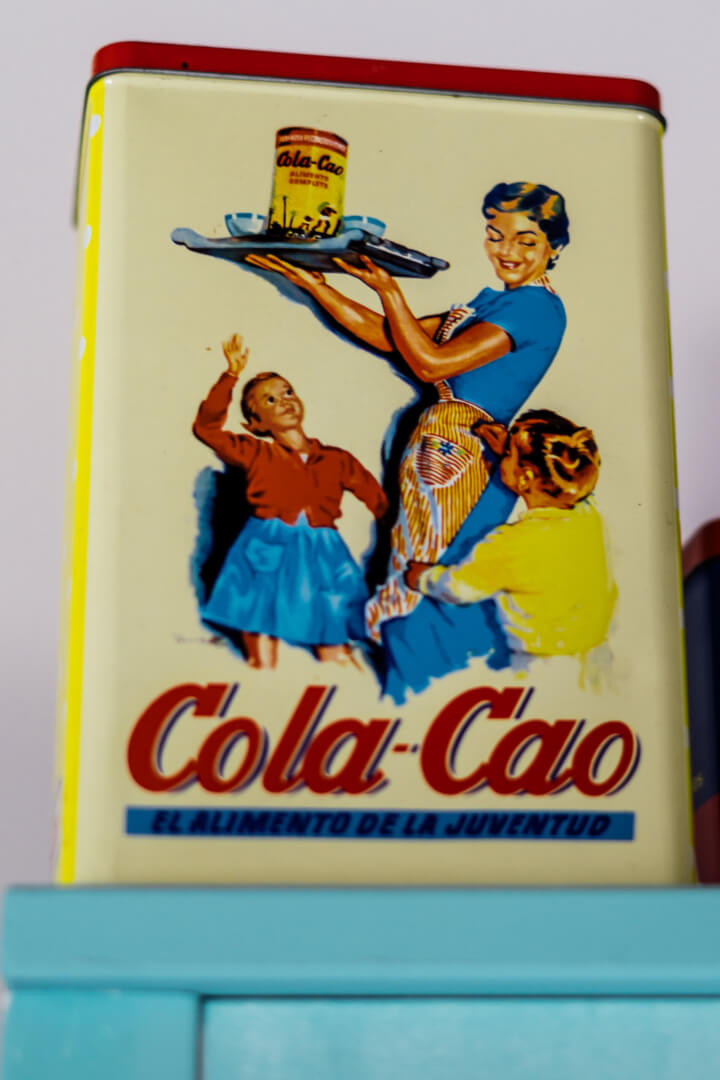 Un bote de Cola Cao de los años 50