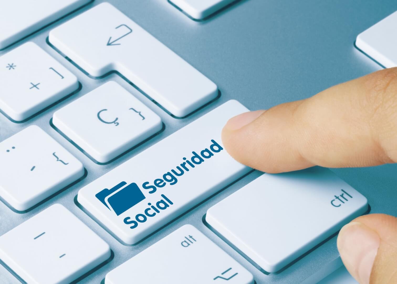 Un teclado de ordenador con el botón de enter que incluye la palabra Seguridad Social, ilustrando que se está hablando del organismo estatal.