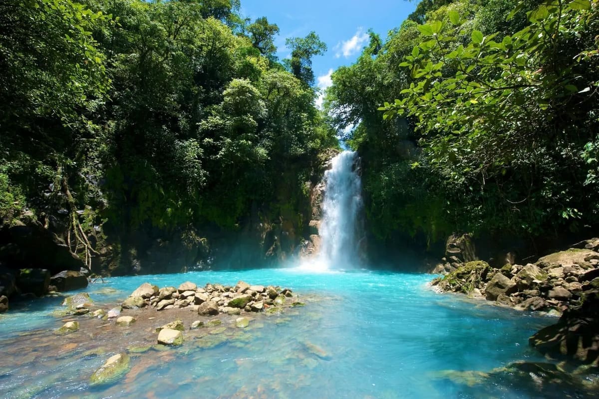 Una cascada en la selva de Costa Rica con agua celeste