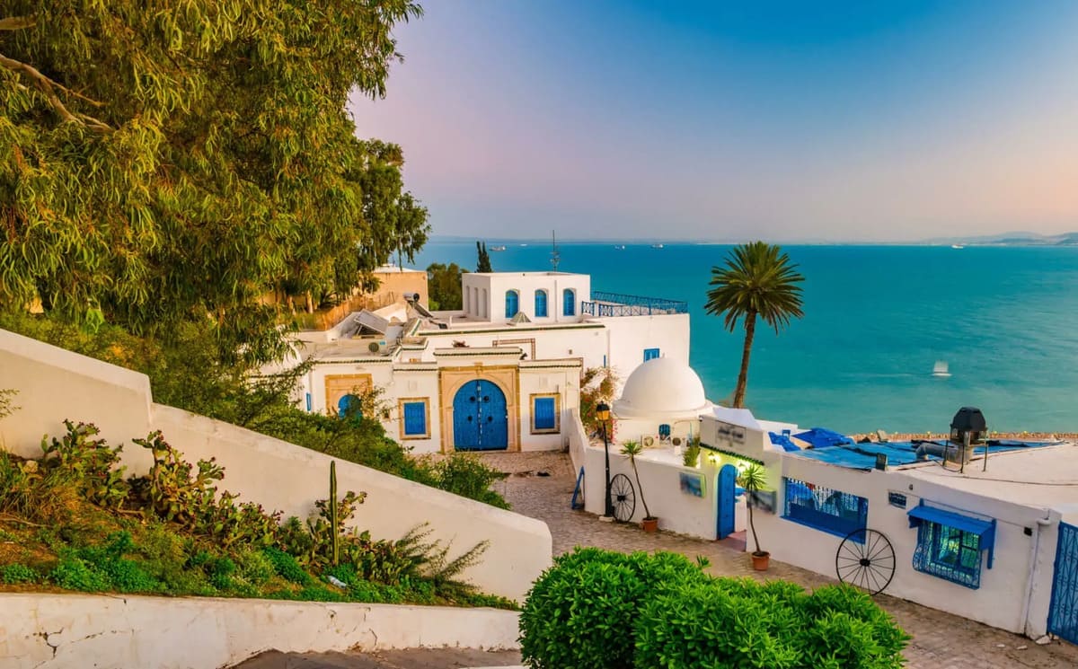 En la imagen, una playa de Túnez, con unas sorprendentes vistas y una arquitectura de casas impresionante.