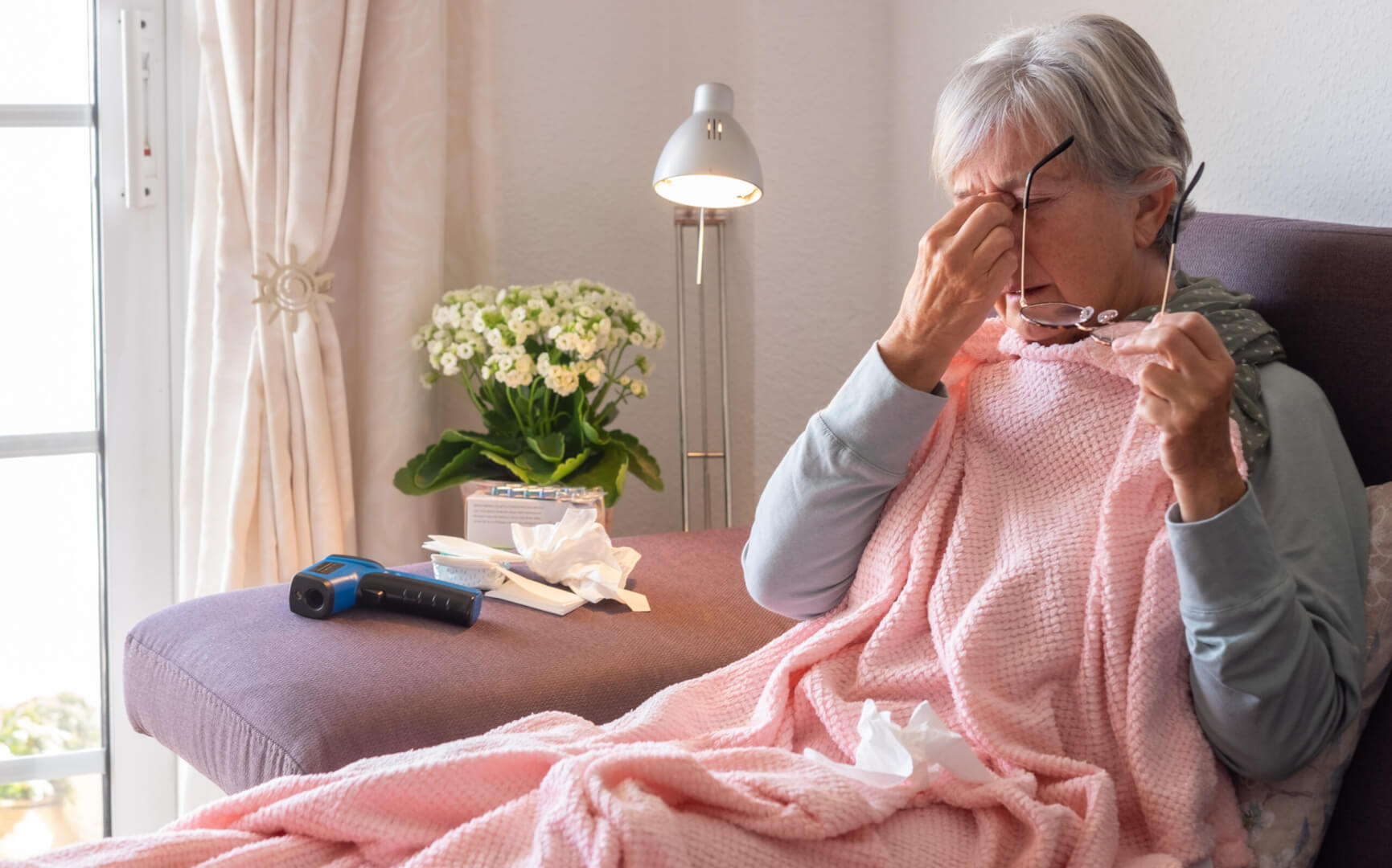 Una señora mayor se queja de un dolor de cabeza ante un caso de cambio brusco de temperatura corporal