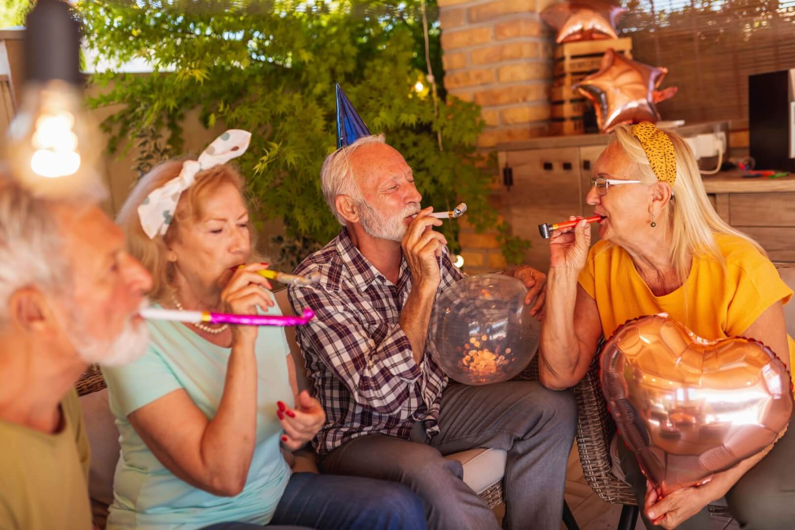 Unos ancianos disfrutan en una fiesta.
