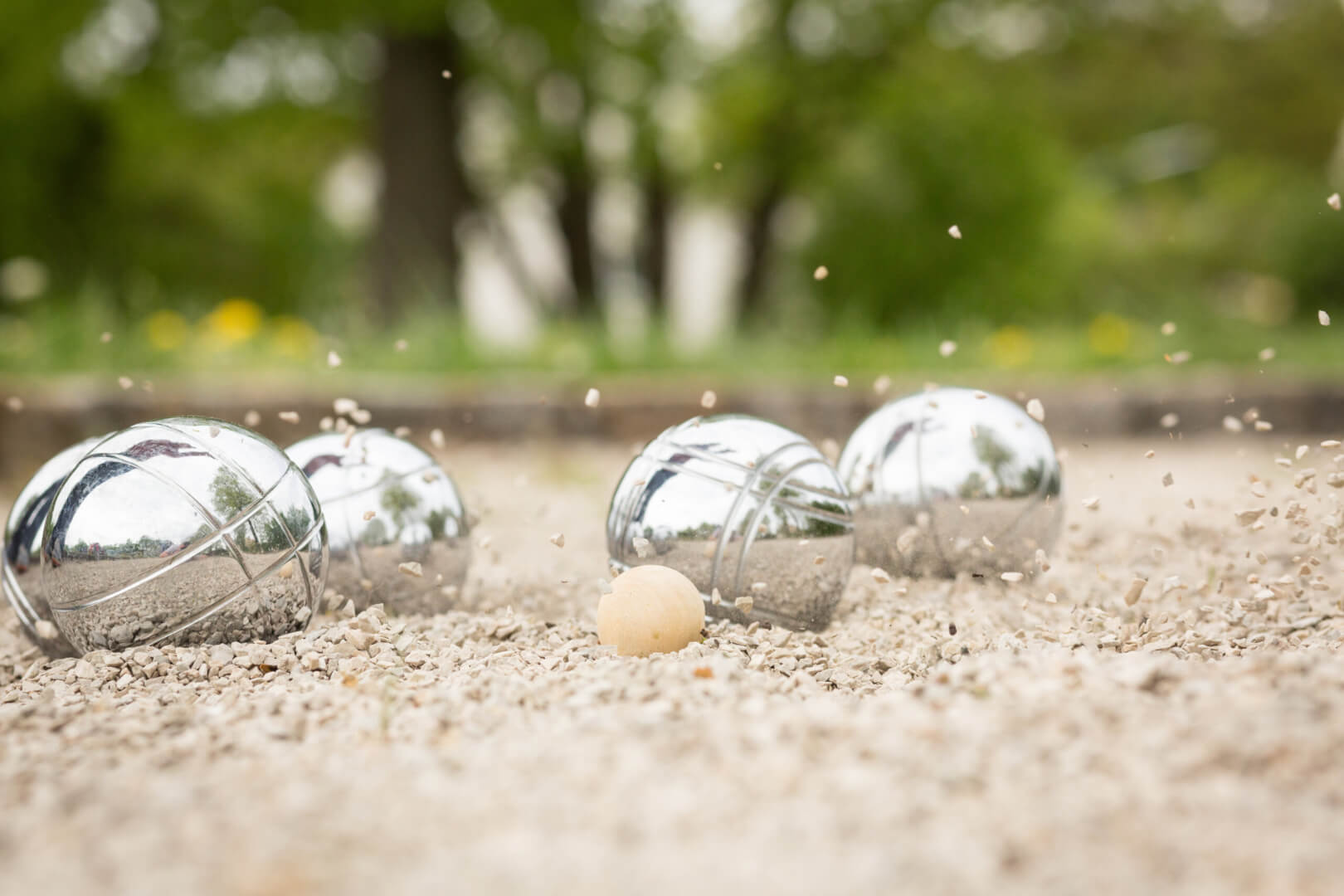 Unas bolas de petanca en un parque.