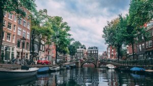Vista de un canal de la ciudad de Ámsterdam